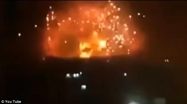 Hình ảnh ghi lại các vụ nổ lớn ở Hama và Aleppo. Ảnh: Youtube