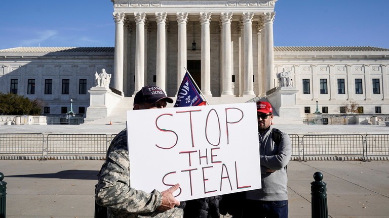 Những người ủng hộ ông Trump biểu tình bên ngoài tòa Tối cao. Ảnh: Reuters