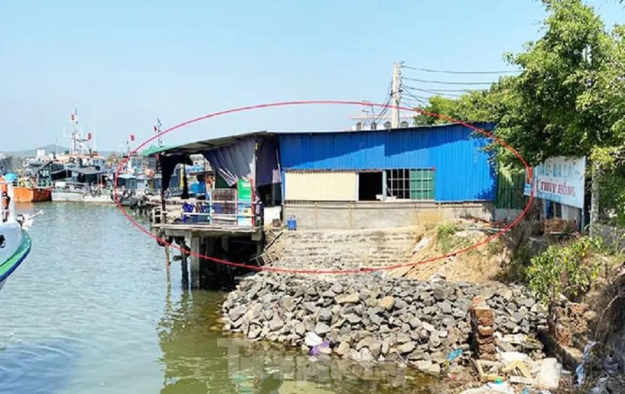 Công trình và phần diện tích lấn chiếm, san lấp trái phép ở khu vực mặt nước cảng Sa Kỳ của gia đình bà Cẩm để kinh doanh, làm nơi ở. Ảnh: Nguyễn Ngọc