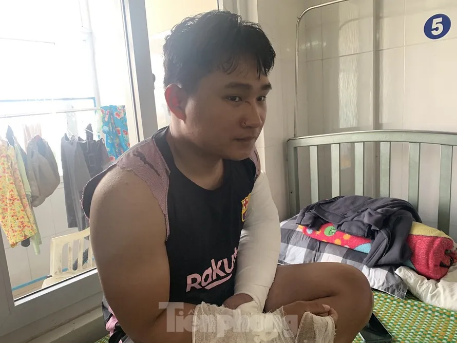 Shipper Lâm Anh Đạt bị người nhận hàng đánh gãy cả 2 tay. Ảnh: (NVCC)