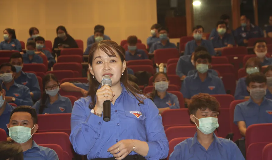 Cán bộ Đoàn nêu ý kiến tại buổi đối thoại. Ảnh: Trương Định