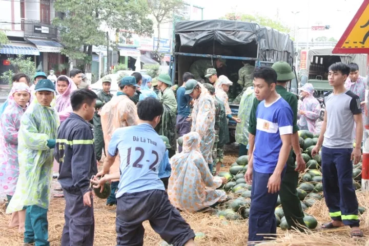 Hàng chục chiến sĩ và người dân Đà Nẵng thu gom 20 tấn dưa bị đổ ra đường trong vụ lật xe tải chở dưa sáng 23/2