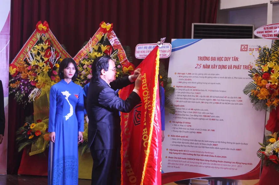 Thừa ủy quyền của Chủ tịch nước, Bộ trưởng Bộ GD&ĐT Phùng Xuân Nhạ trao tặng Huân chương Lao động hạng nhất cho ĐH Duy Tân