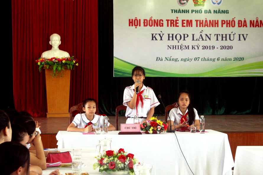 Kỳ họp lần thứ IV Hội đồng trẻ em TP Đà Nẵng diễn ra dưới sự chủ trì của em Dương Nhật Khánh (Chủ tịch), Ngô Châu Bảo Khanh (Phó Chủ tịch) và Võ Lê Thục Anh (Phó Chủ tịch). Ảnh: Giang Thanh