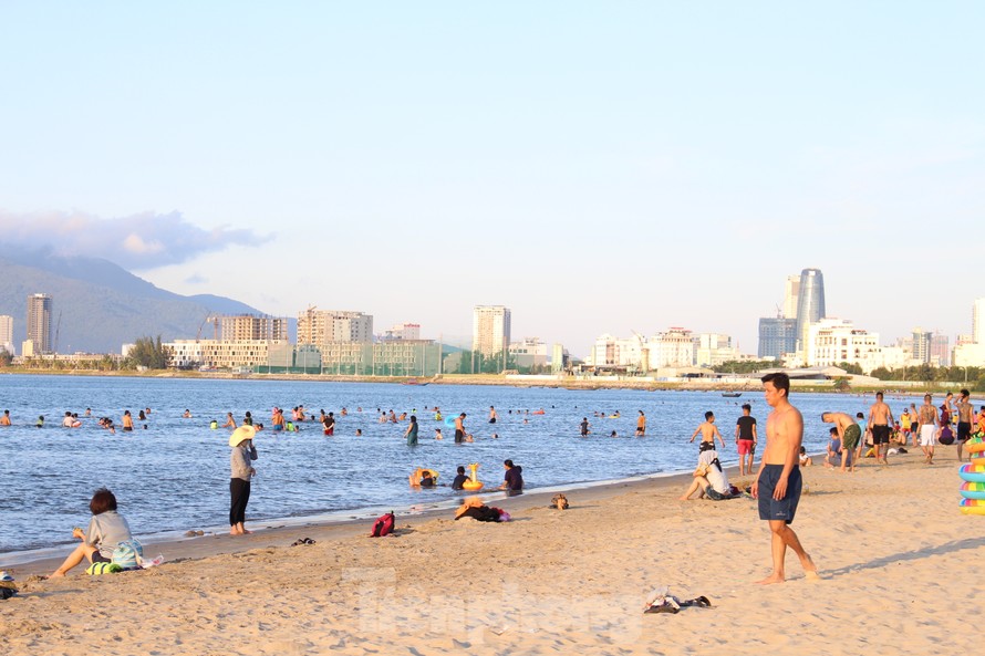 Sở Du lịch TP Đà Nẵng đang ra soát lượng khách du lịch “kẹt” lại Đà Nẵng do chỉ đạo thực hiện cách ly xã hội để phòng chống dịch bệnh COVID - 19 từ ngày hôm nay (28/7). Ảnh: Giang Thanh