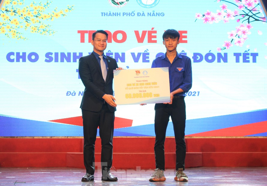 Trong dịp Tết Nguyên Đán Tân Sửu, Thành Đoàn Đà Nẵng tặng 300 vé xe để các bạn đoàn viên, thanh niên và sinh viên về quê đón Tết
