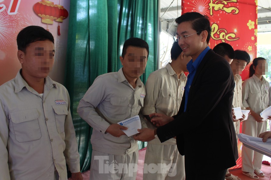 Anh Nguyễn Bá Duân, Phó Bí thư Thành Đoàn Đà Nẵng trao quà Tết cho những học viên có thành tích cải tạo tốt