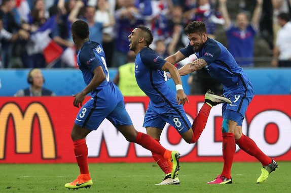 Dimitri Payet (giữa) ăn mừng bàn ấn định chiến thắng 2-1.