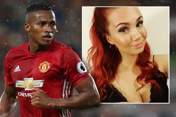 Valencia bị ném đá vì qua lại với người đẹp Sophie Vagsaeter.