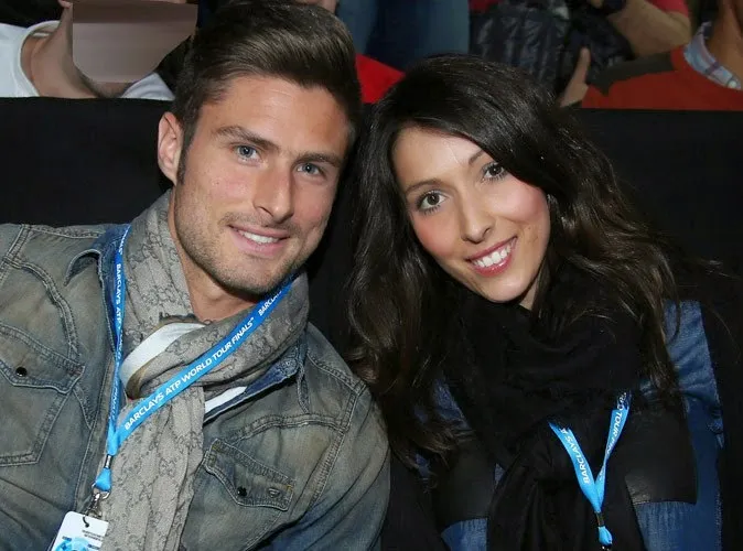 Giroud từ chối Everton vì vợ không muốn rời London.