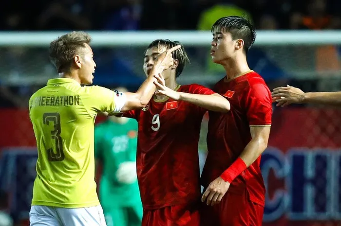 Hậu vệ Theerathon Bunmathan của ĐT Thái Lan (trái).