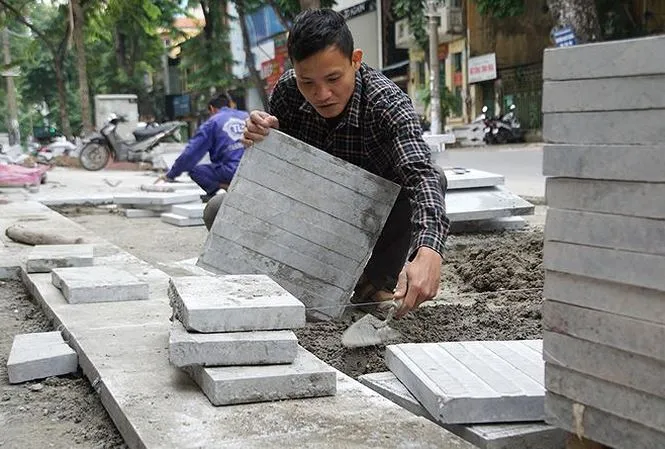 Hiện Hà Nội yêu cầu tạm dừng lát đá vỉa hè để thanh tra xử lý trách nhiệm