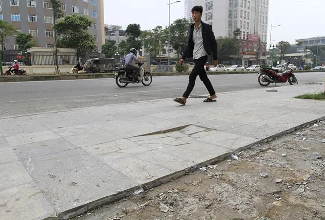 Sau nhiều sai phạm, Hà Nội cho ra quy trình lát đá vỉa hè mới