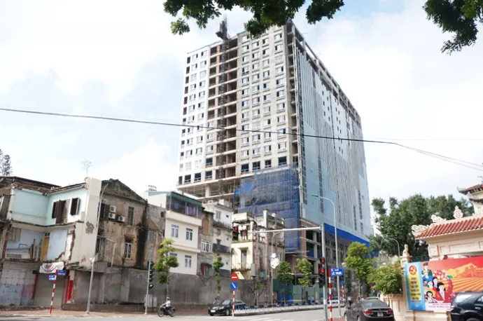 Cho đến nay gần 2 năm trời, cơ quan chức năng Hà Nội vẫn chưa có phương án tháo dỡ phần sai phạm giai đoạn 2 của cao ốc 8B Lê Trực.
