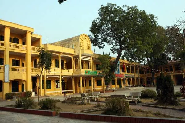 Ngôi trường THCS Ninh Hiệp khá khang trang suýt bị phá để xây chợ