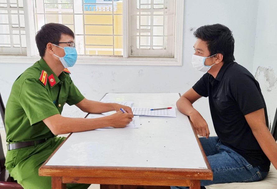 Công an lấy lời khai đối với đối tượng Nguyễn Anh Tùng. 