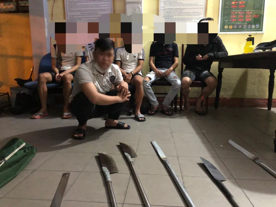 Nhóm thanh, thiếu niên và vũ khí thu giữ được.