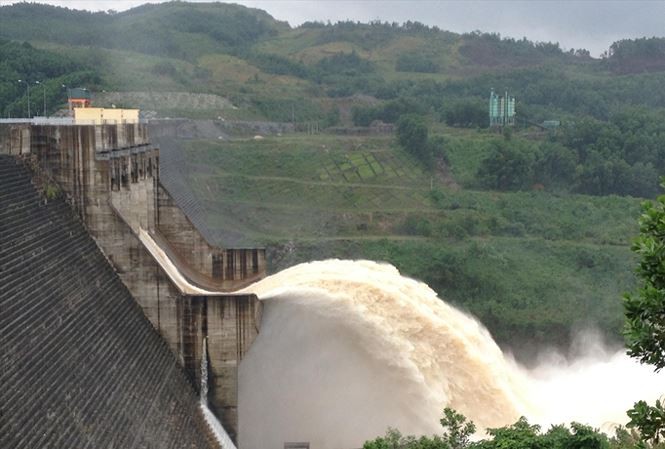 Nhà máy thủy điện Sông Tranh 2 trong một lần xả lũ. 