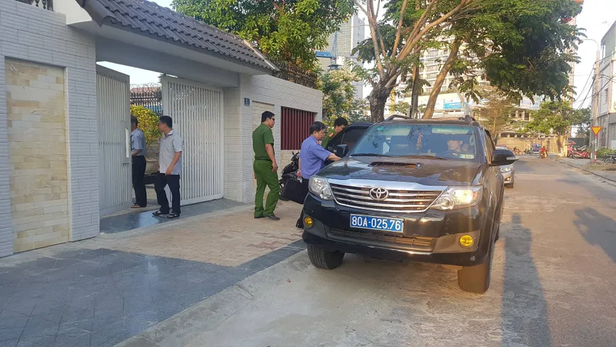 Cơ quan chức năng khám xét nhà ông Nguyễn Thanh Sang tại số 21 đường Nguyễn Hữu Thông (quận Sơn Trà, TP Đà Nẵng). Ảnh CT