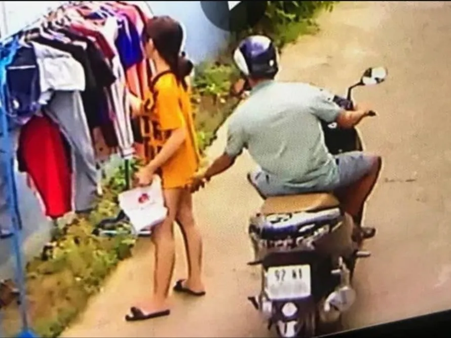 Cô gái bị đối tượng sàm sở khi đang phơi đồ đã bị camera ghi lại. 