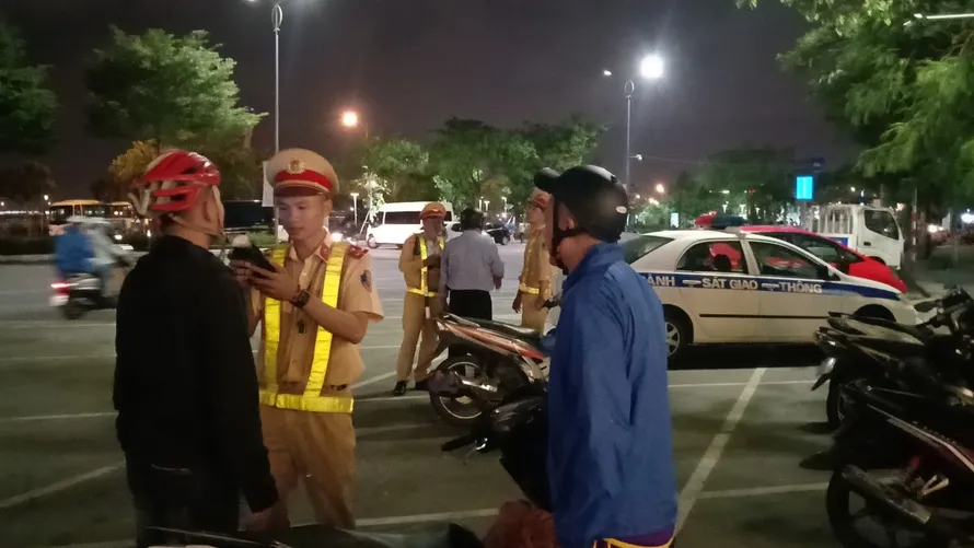 CSGT TP Đà Nẵng đo nồng độ cồn người điều khiển phương tiện tham gia giao thông, tuy nhiên nhiều trang mạng đã "báo chốt" để người vi phạm né tránh. 