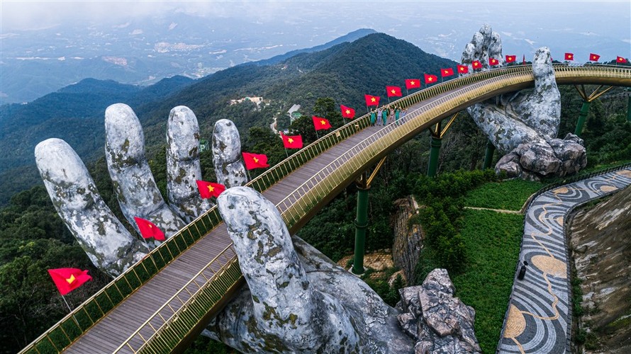 Cầu Vàng rượp cờ đỏ sao Vang mừng ngày được hoạt động trở lại sau 2 tháng tạm ngừng để phòng chống COVID-19.