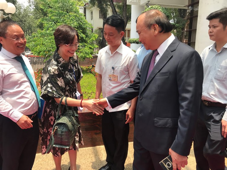 Thủ tướng chào các đại biểu sau khi kết thúc hội nghị trực tuyến với cộng động doanh nghiệp sáng 9/5 (Ảnh: Phạm Anh)