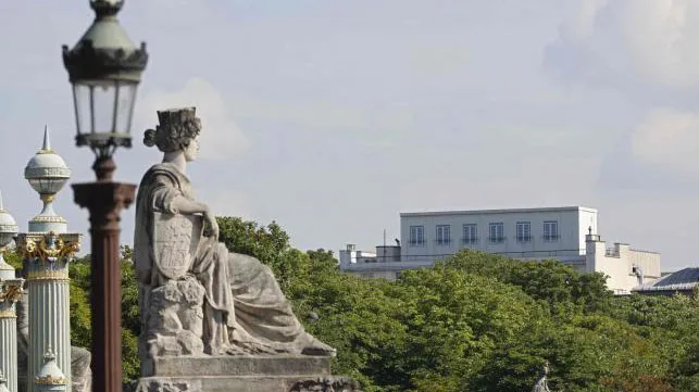 Tòa nhà đại sứ quán Mỹ tại Paris nhìn từ xa.