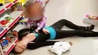 Bé 2 tuổi cố lay mẹ phê thuốc ngất trong siêu thị.