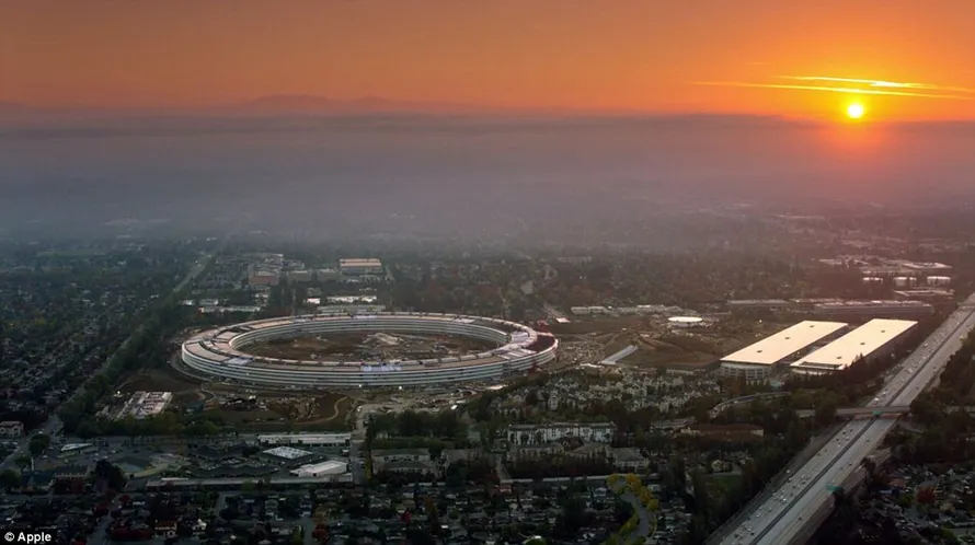 Mang tên Apple Park nhưng trụ sở chính mới của Apple còn được mệnh danh là "phi thuyền không gian" vởi kiến trúc giống như một chiếc đĩa bay. 