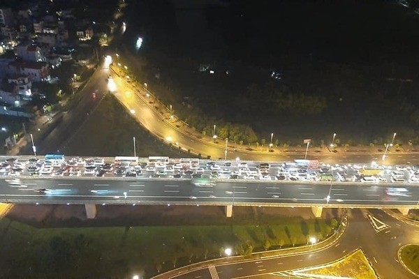Tắc nghiêm trọng trên cầu Nhật Tân hướng từ sân bay Nội Bài vào Hà Nội