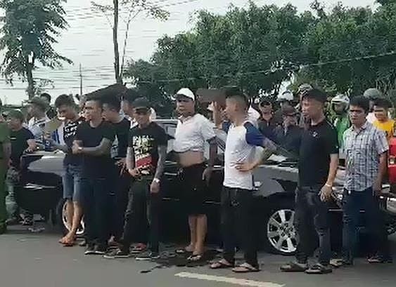 Nhiều đối tượng xăm trổ vây xe chở công an trong vụ việc xảy ra vào ngày 12/6