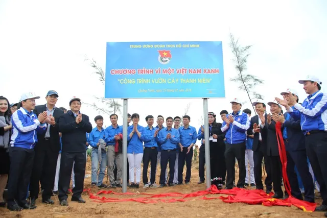 Ủy viên Bộ Chính trị, Bí thư Trung ương Đảng, Trưởng Ban Tổ chức Trung ương Phạm Minh Chính cùng đại diện lãnh đạo các Ban, Bộ, ngành Trung ương, địa phương cùng hơn 2.000 thanh niên chung tay vun trồng rừng phi lao chắn sóng tại Quảng Ninh.