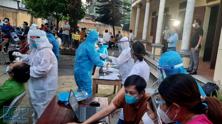 Lấy mẫu xét nghiệm cho người dân tại xã Thượng Lan