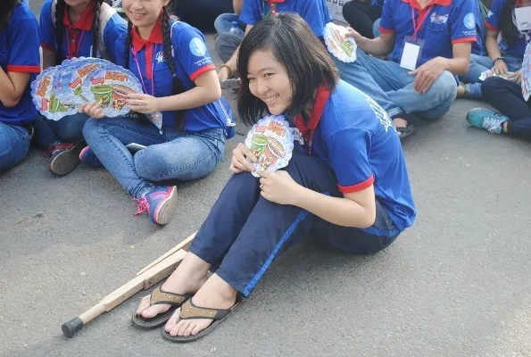 Bên chiếc nạng gỗ, Duyên vẫn nhiệt tình tham gia Tiếp sức mùa thi cho sĩ tử.