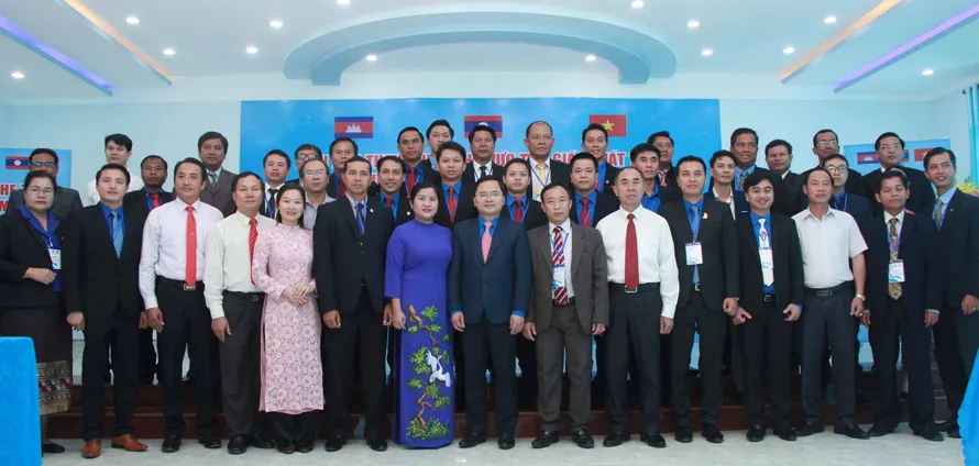  Lãnh đạo tỉnh Bình Phước và đại biểu thanh niên 3 nước chụp ảnh lưu niệm tại lễ khai mạc Diễn đàn 