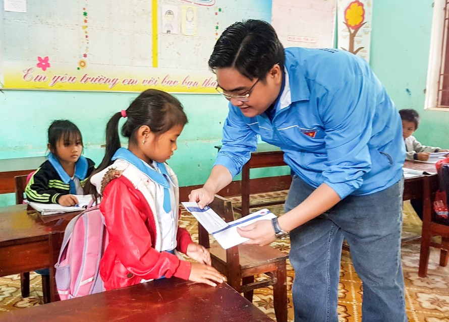 Thành Đoàn TPHCM tiếp sức học trò vùng lũ trong ngày đầu trở lại học tập
