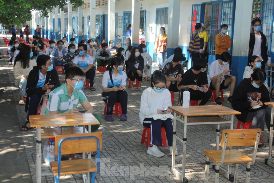 Thí sinh chờ đến lượt lấy mẫu xét nghiệm COVID-19 sáng ngày 3/7 tại TPHCM