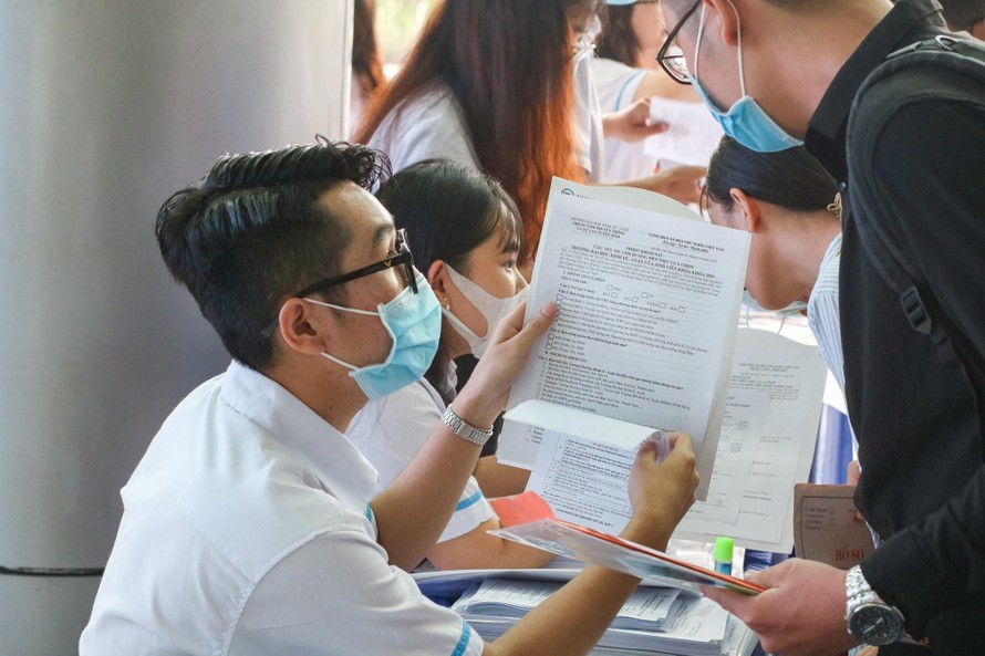 Thí sinh tham gia tư vấn, nộp hồ sơ tại 1 trường đại học ở TPHCM