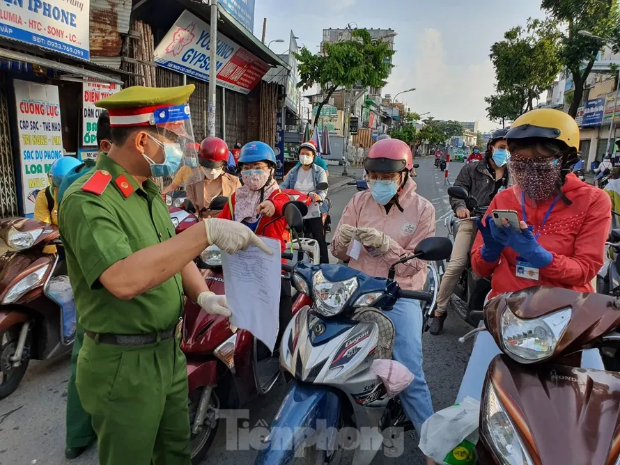 Người trở lại làm việc lần đầu phải có “Thẻ xanh COVID-19 và xét nghiệm âm tính 
