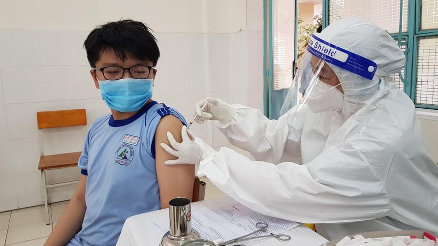 Học sinh THPT ở TPHCM đang tiêm vắc xin phòng COVID-19