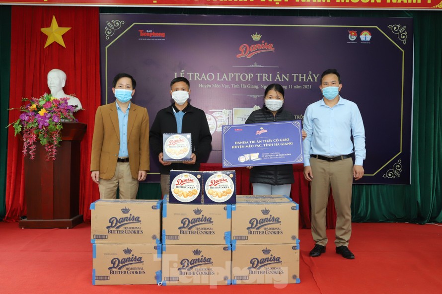 Ông Bùi Văn Thư, Trưởng phòng GD&ĐT Mèo Vạc (ngoài cùng bên trái) thay mặt BTC trao bánh, laptop cho giáo viên