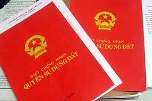 Việc ghi tên cả hộ gia đình vào sổ đỏ đã được lùi thời điểm thực thi. Ảnh: Minh họa
