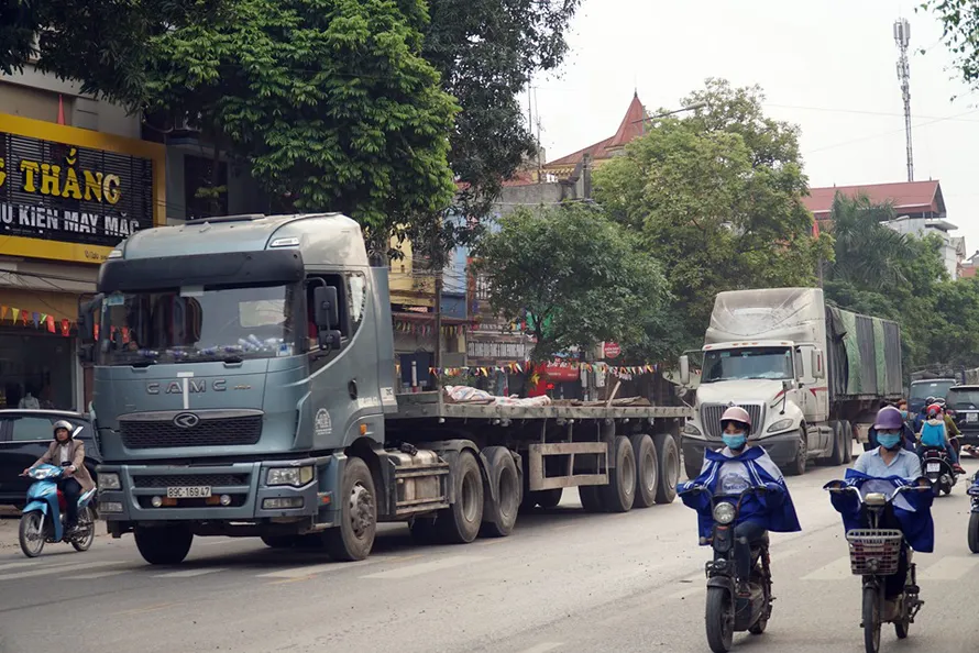 Né trạm thu phí, hung thần container 'rồng rắn' vào quốc lộ