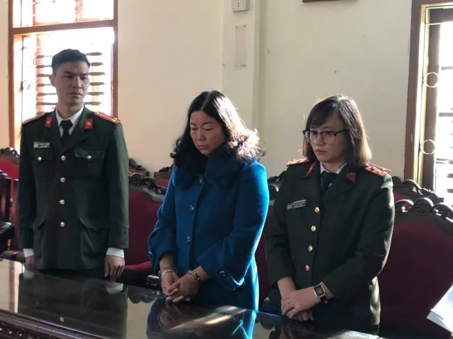 Bị can Cầm Thị Bun Sọn (giữa ảnh) bị khởi tố bổ sung tội "Nhận hối lộ".