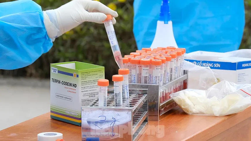 Lực lượng y tế lấy mẫu xét nghiệm tại Hải Dương. Ảnh: Hoàng Mạnh Thắng