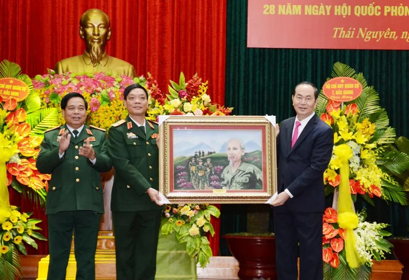 Chủ tịch nước tặng bức tranh Bác vẫn cùng chúng cháu hành quân cho Bộ Tư lệnh Quân khu 1, sáng 18/12