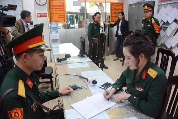 Đối tượng Đào Thị Uyên tại cơ quan chức năng. Ảnh: QĐND