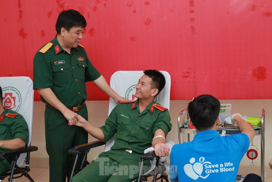Lãnh đạo Trường Sĩ quan Chính trị thăm hỏi, động viên ĐVTN tham gia hiến máu 