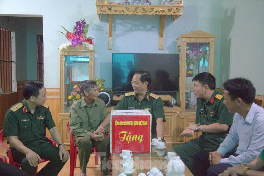 Lãnh đạo Tổng cục Chính trị QĐND Việt Nam, Quân khu 2, tỉnh Điện Biên và Ban Thanh niên Quân đội tới thăm hỏi bệnh binh Nguyễn Sỹ Tiệp ở phường Thanh Trường, TP Điện Biên, chiều 26/7 